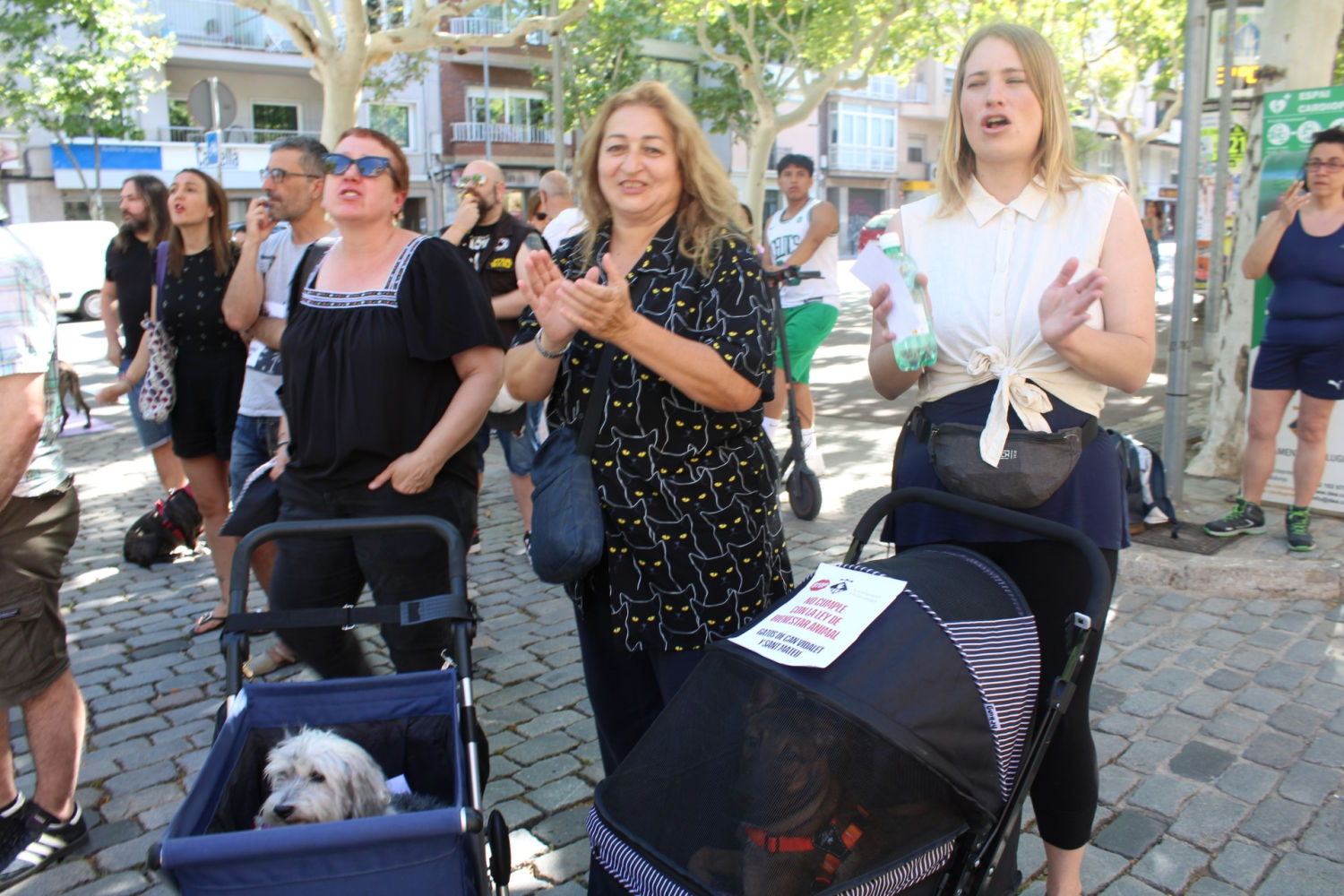 Manifestantes ante el Ayuntamiento de Esplugues.