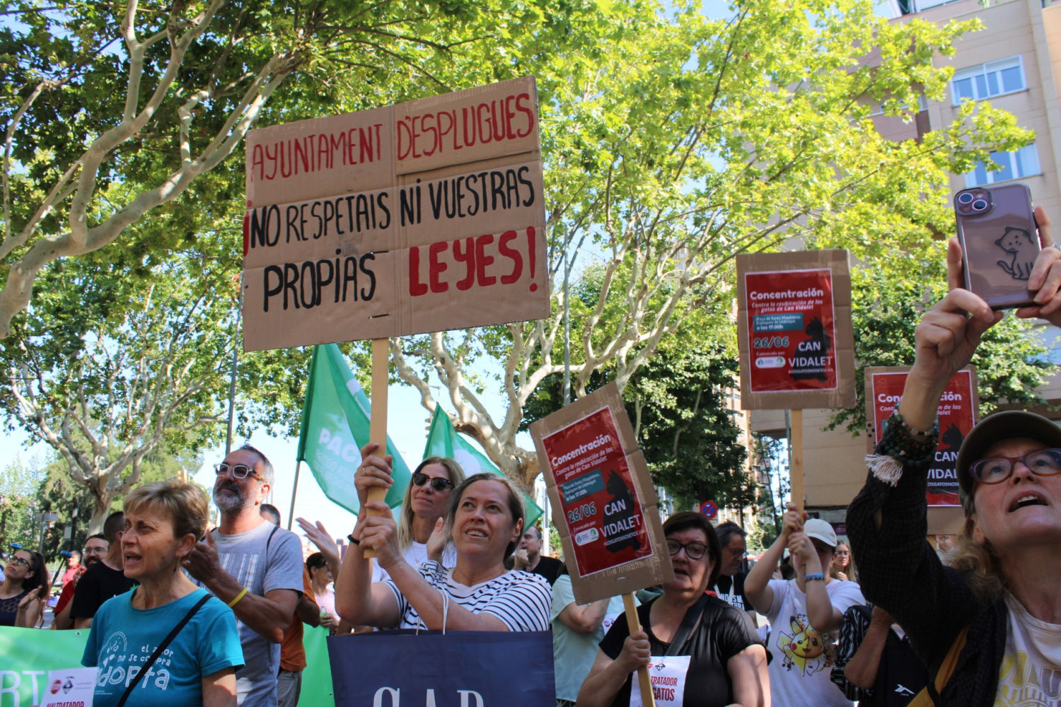 Manifestantes a favor de los gatos de Can Vidalet.
