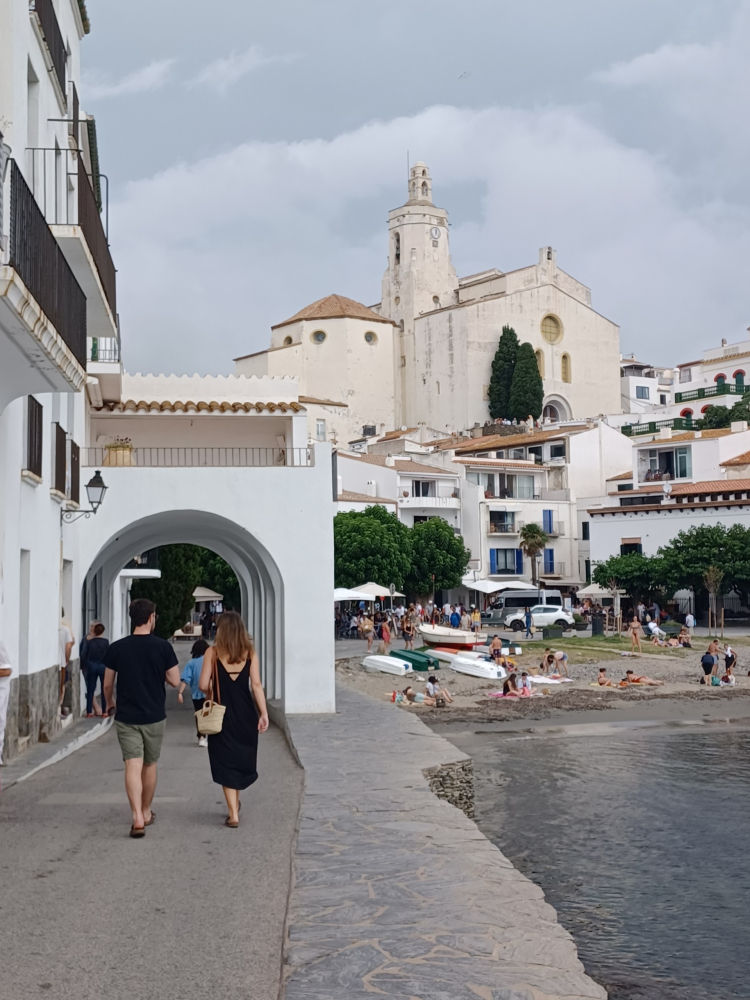 Disfrutando de la calita con la iglesia de Santa Maria de Cadaqués al fondo.