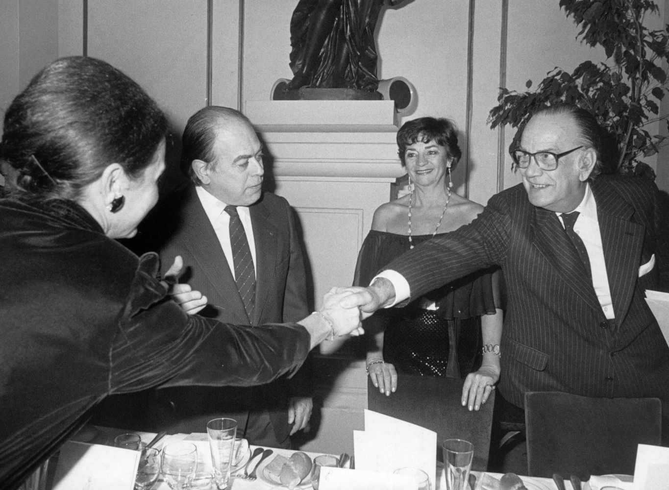 Camilo José Cela saluda a Marta Ferrusola, mujer de Jordi Pujol, en febrero de 1984.