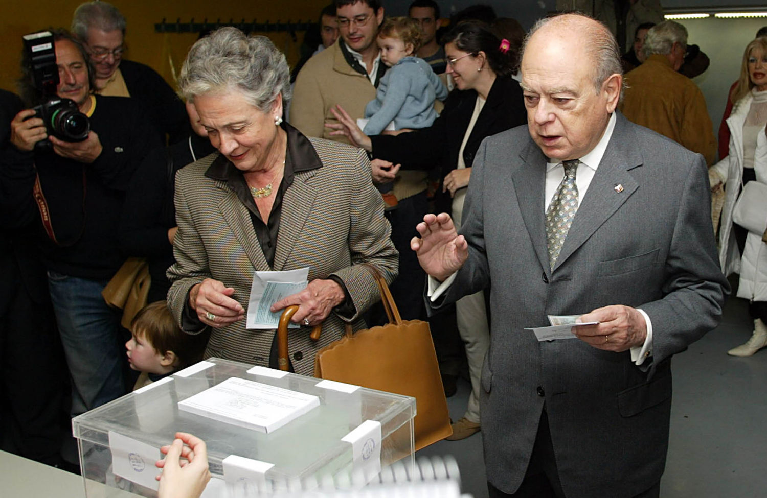 Marta Ferrusola y Jordi Pujol ejercen su derecho a voto en las elecciones autonómicas celebradas el 16 de noviembre de 2003.