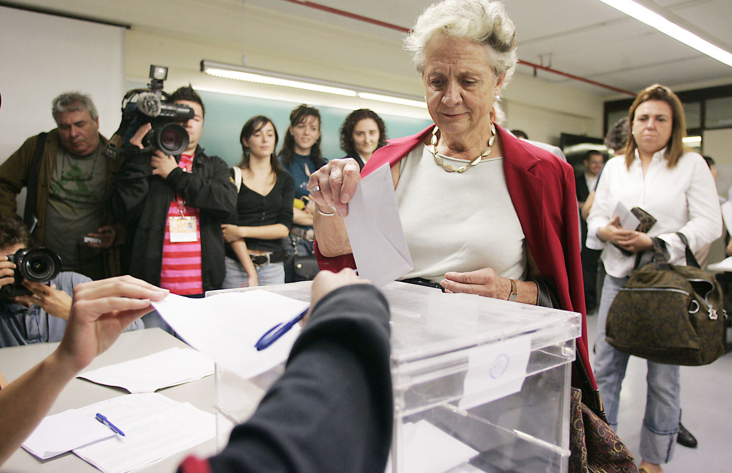 Marta Ferrusola, ejerciendo su derecho a voto para las elecciones autonómicas de 2006.