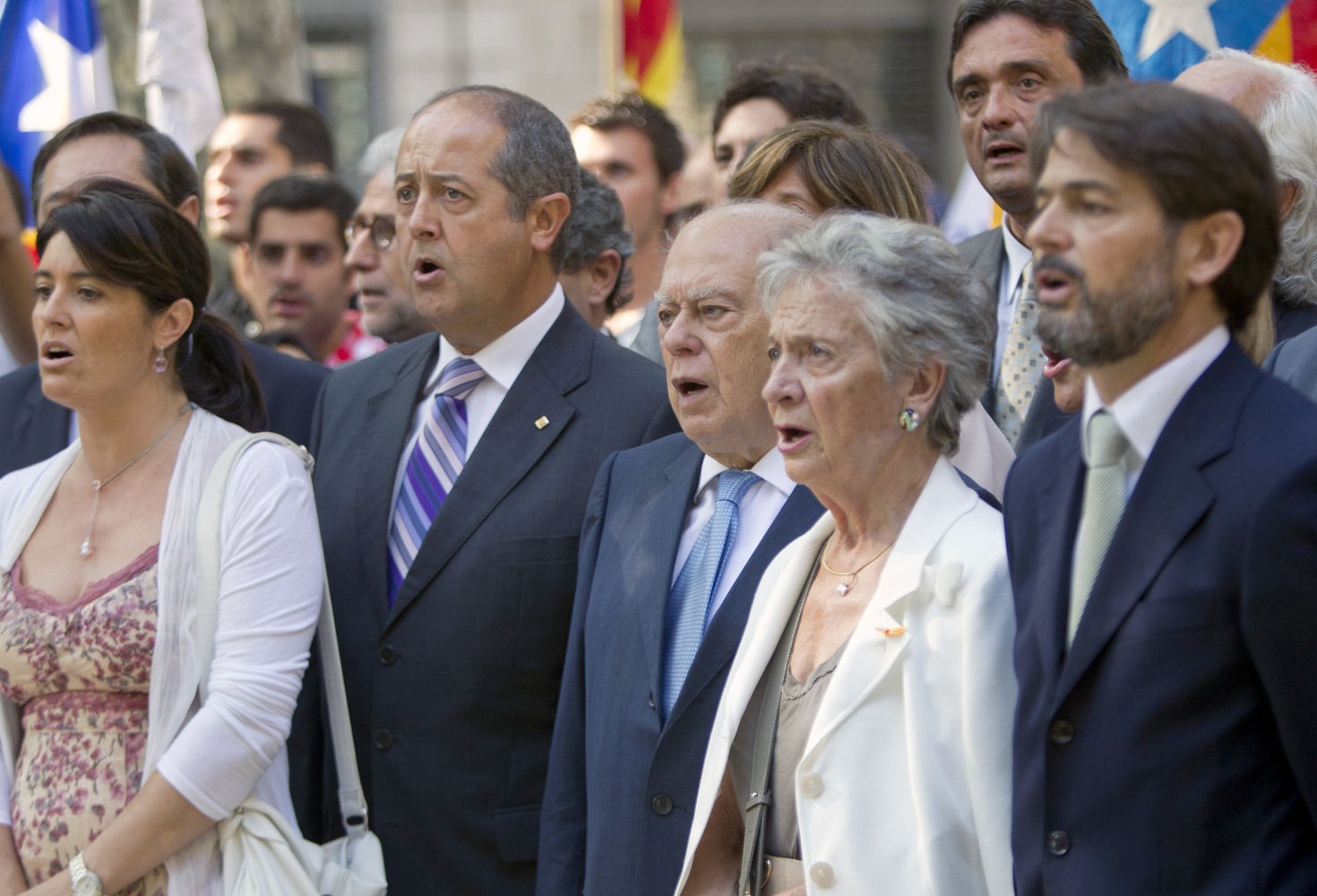 Ofrenda y homenajes al monumento Rafael Casanova, durante la Diada del 11 de setembre de 2011, en Barcelona.