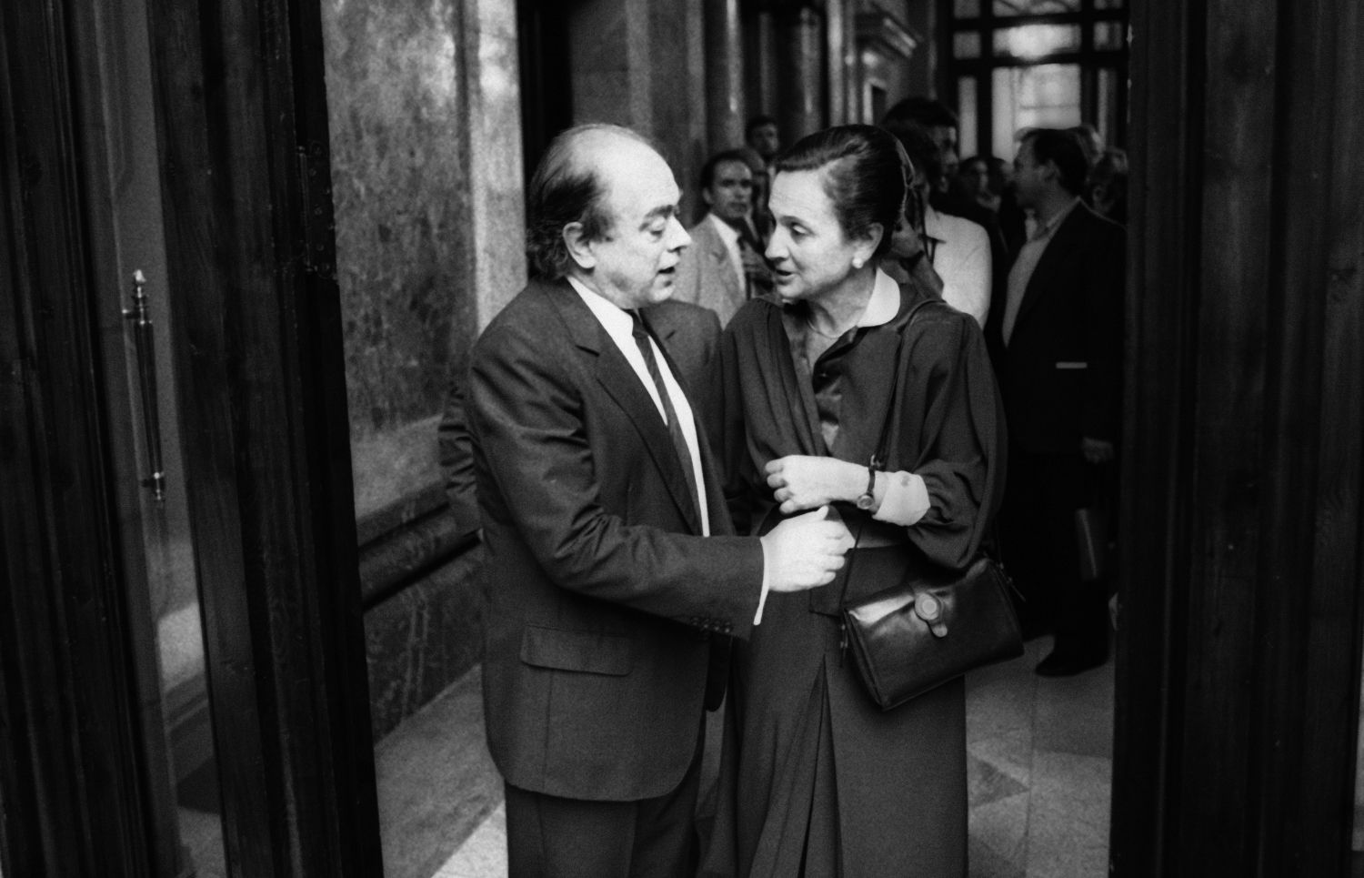Marta Ferrusola saluda a su marido Jordi Pujol después del debate de política general celebrado en el Parlament, en 1985.