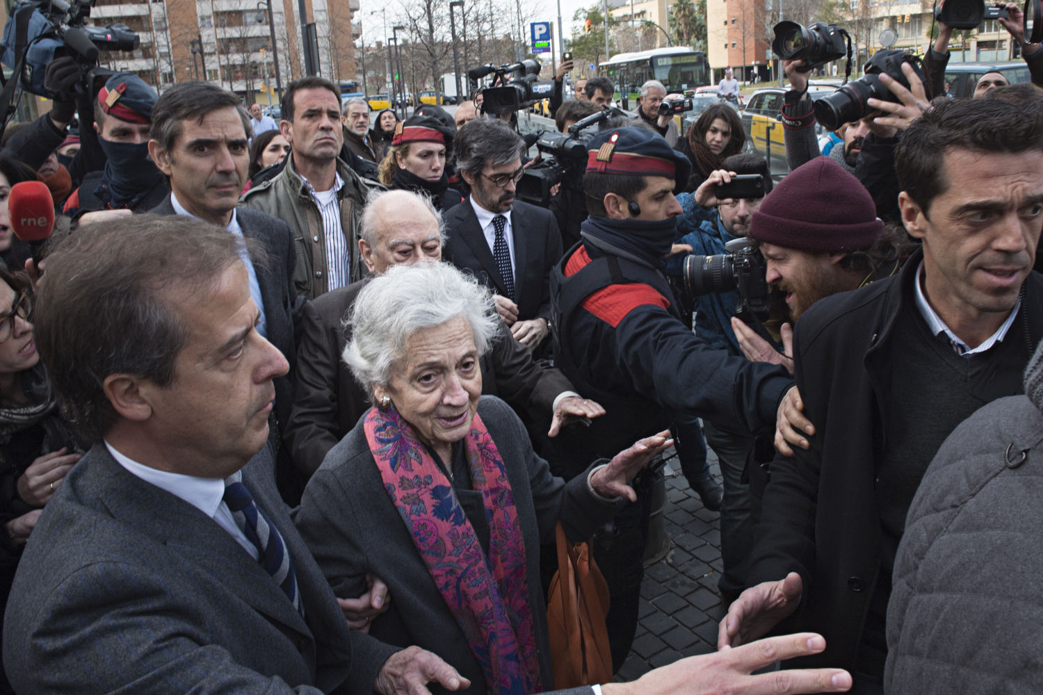 Jordi Pujol y Marta Ferrusola salen de los juzgados de Barcelona después de declarar ante el juez, en 2015.