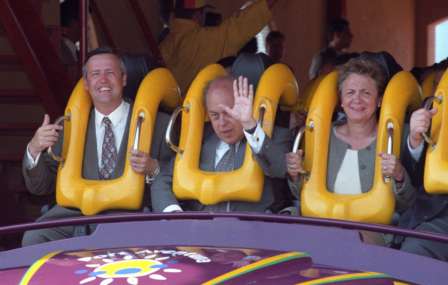 Jordi Pujol y Marta Ferrusola inauguran la montaña rusa, Dragon Khan, del parque de atracciones Port Aventura.