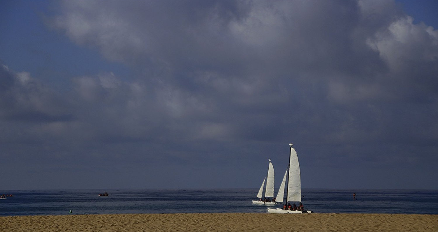 Barcos en el amanecer en la playa de Castelldefels.