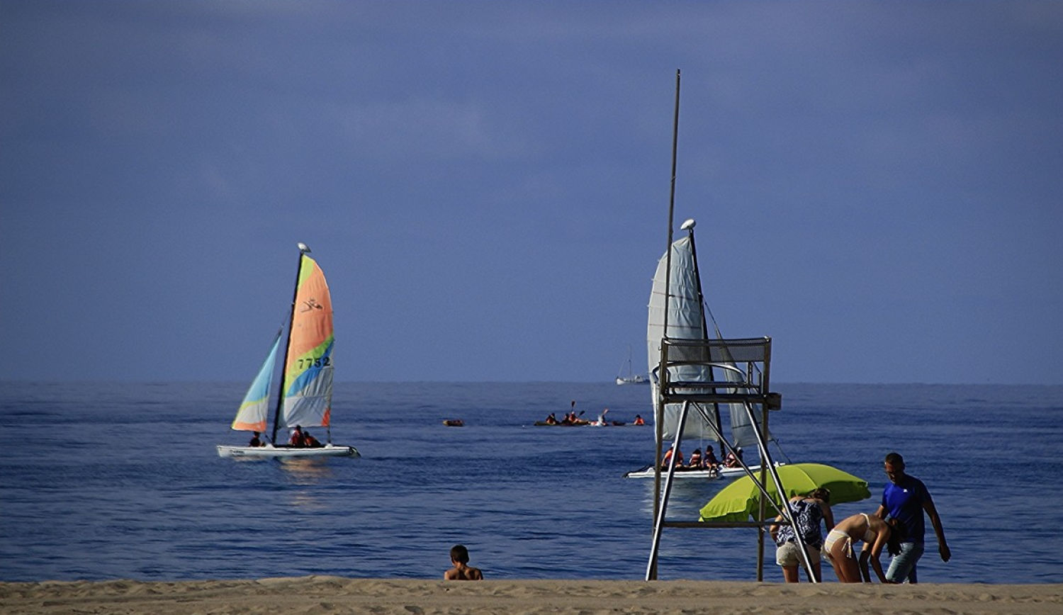 Pocos bañistas por la mañana en la playa de Castelldefels.