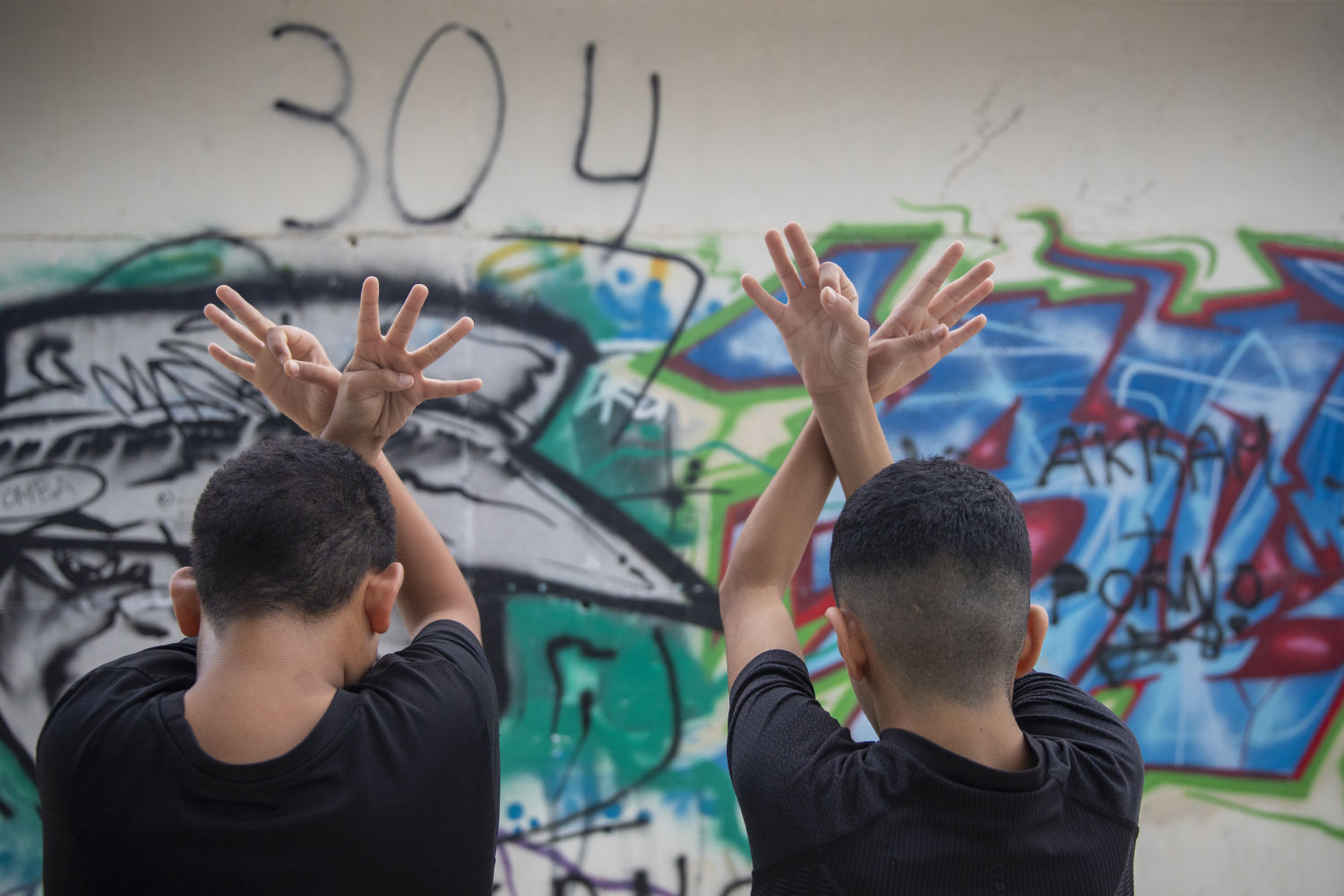 Dos niños del barrio de Rocafonda, en Mataró, realizan el simbólico gesto 304 que Lamine Yamal lleva a cabo cada vez que marca un gol.