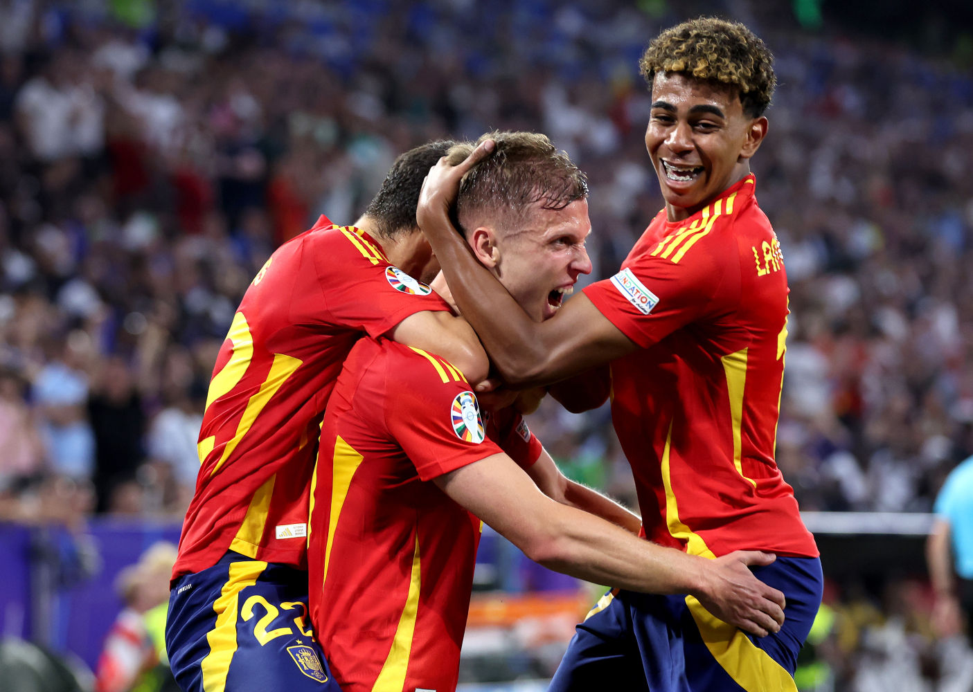 Lamine Yamal abraza a su compañero Dani Olmo después de marcar el segundo gol de España contra Francia durante el partido de semifinales de la Eurocopa 2024.