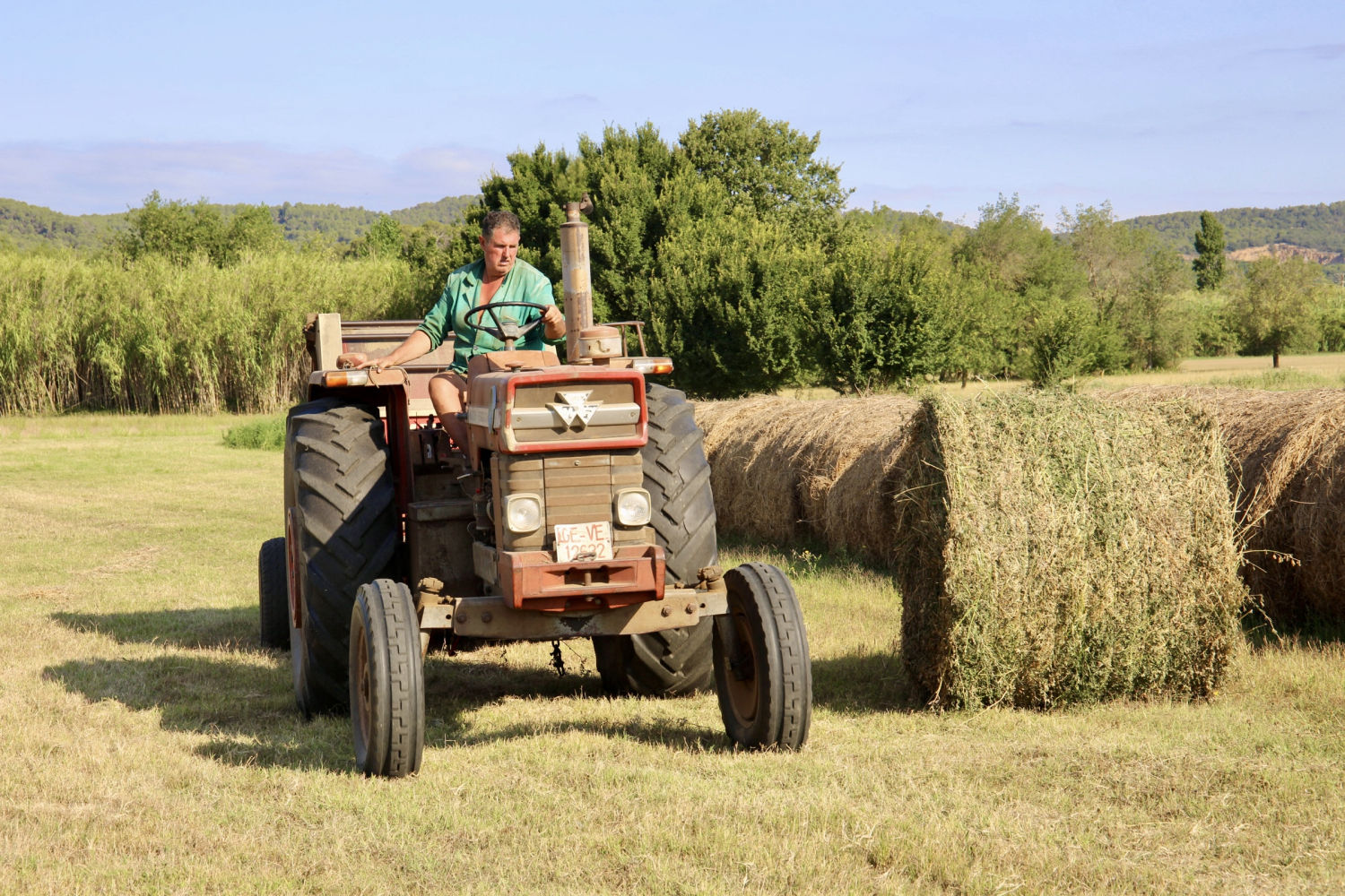 Tractor trabajando en un campo de Palafrugell.
