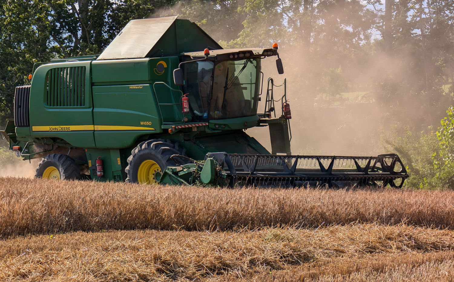 Máquina cosechadora en un campo de Calldetenes.