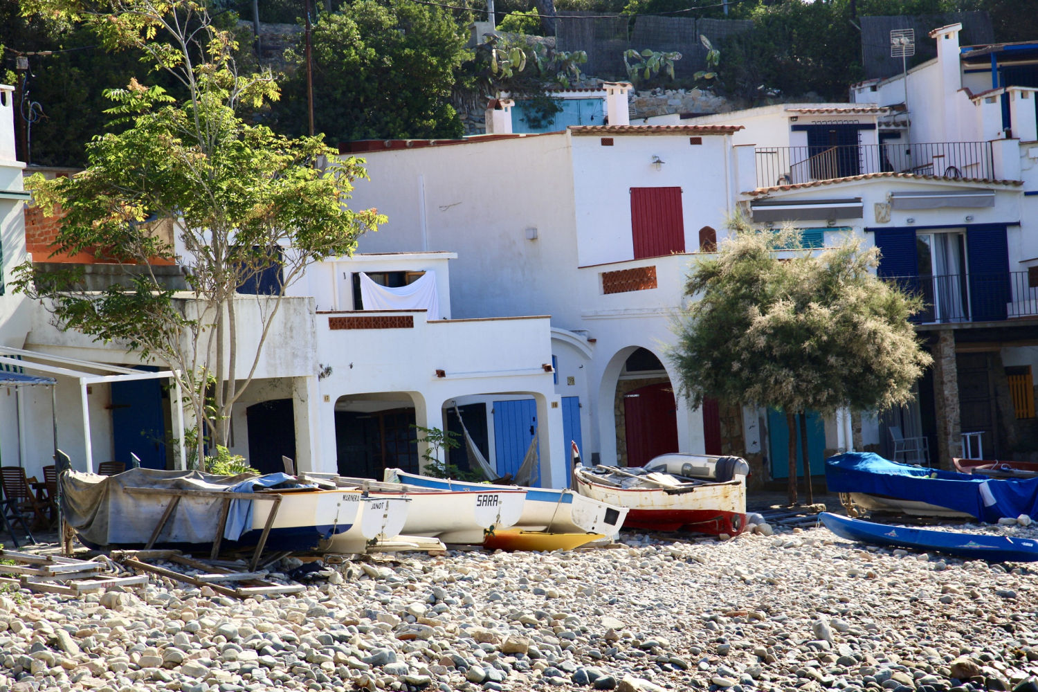 Barcas y casitas tradicionales en Cala S’Alguer.