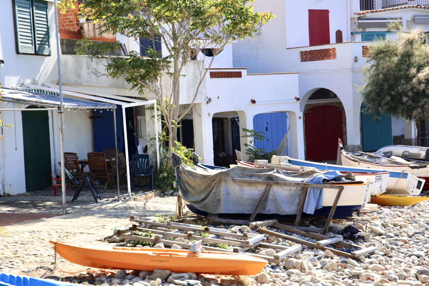 Barcas junto a las casitas de Cala S’Alguer.
