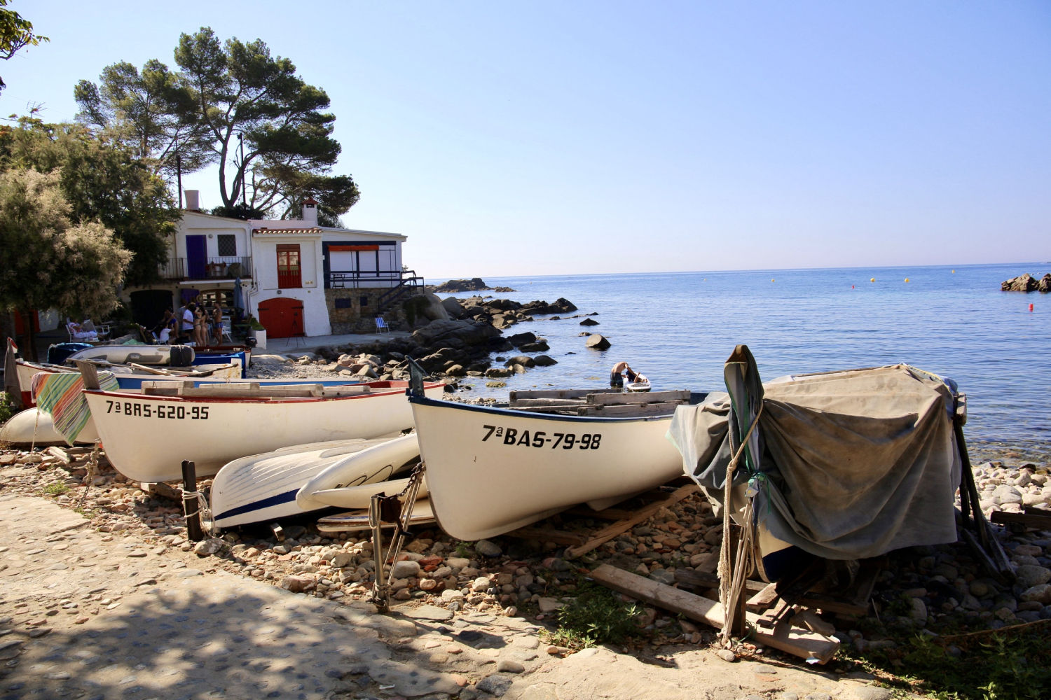 Barcas con vistas al mar, en Cala S’Alguer.