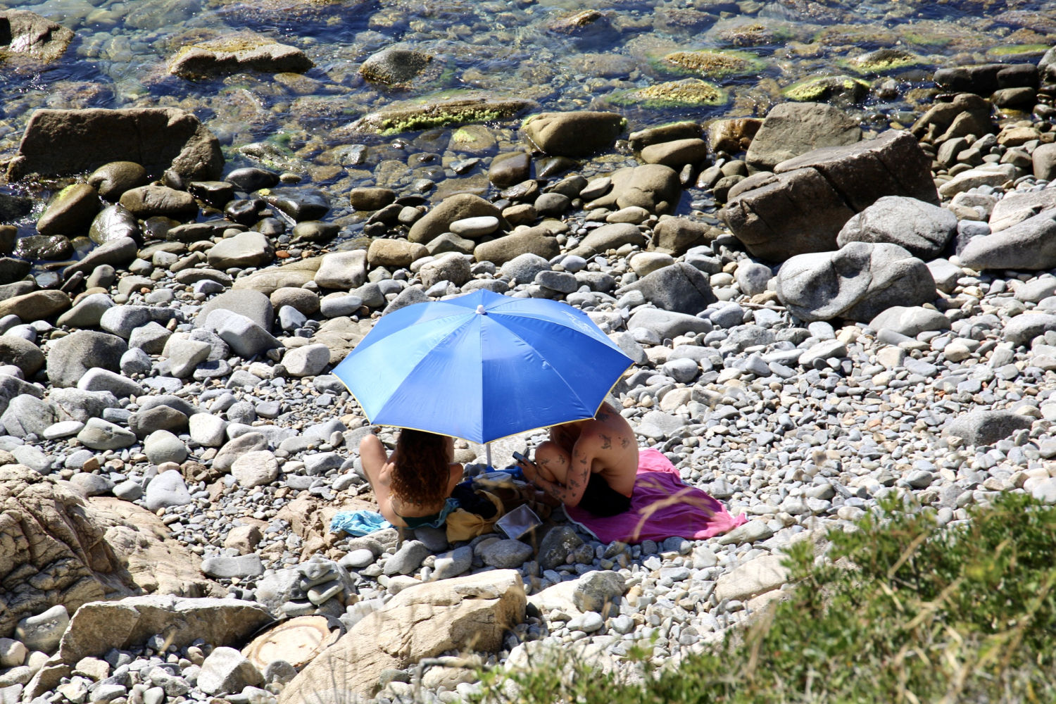 Bajo la sombrilla en Cala S’Alguer.