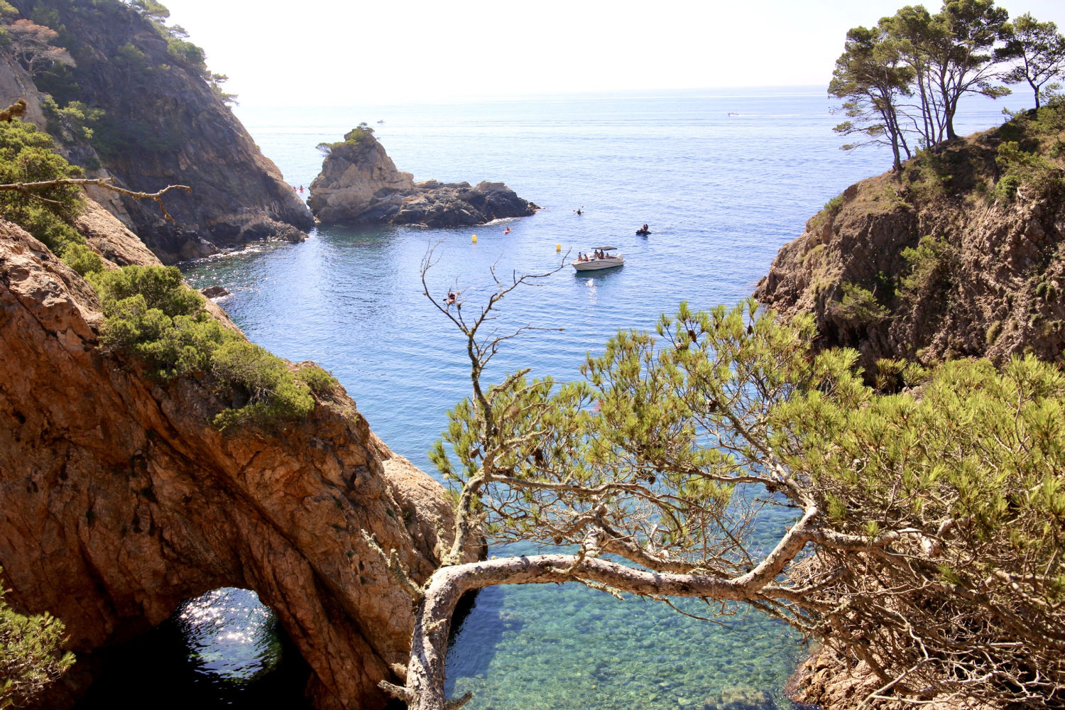La Foradada resguardada del mar.