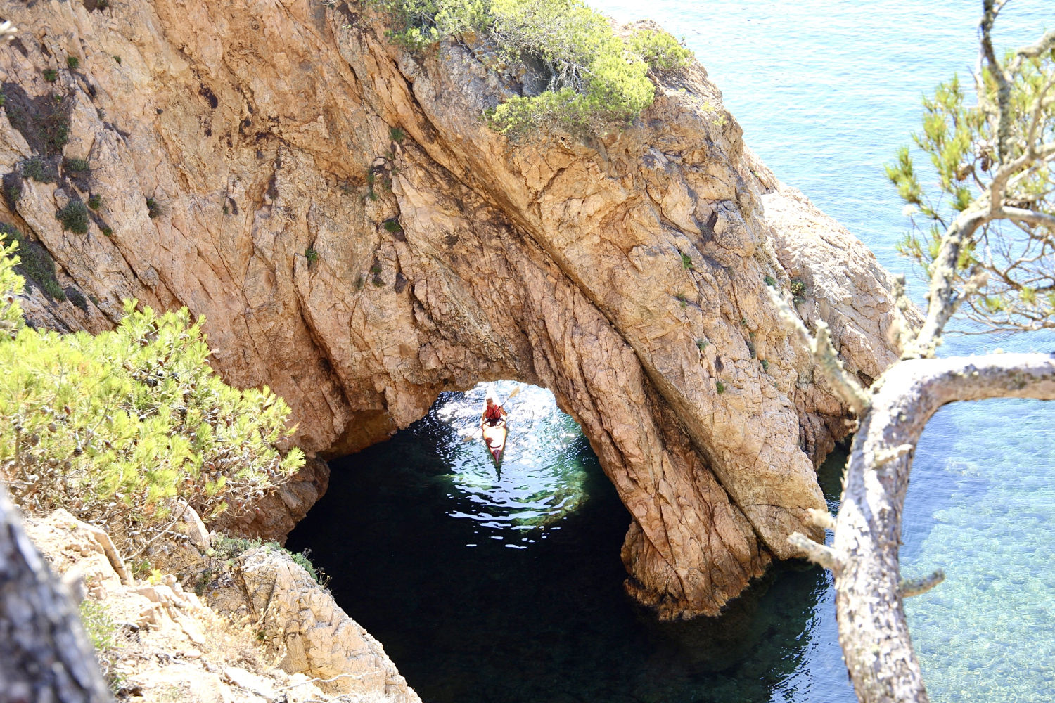 Pasando por el arco de la Foradada.