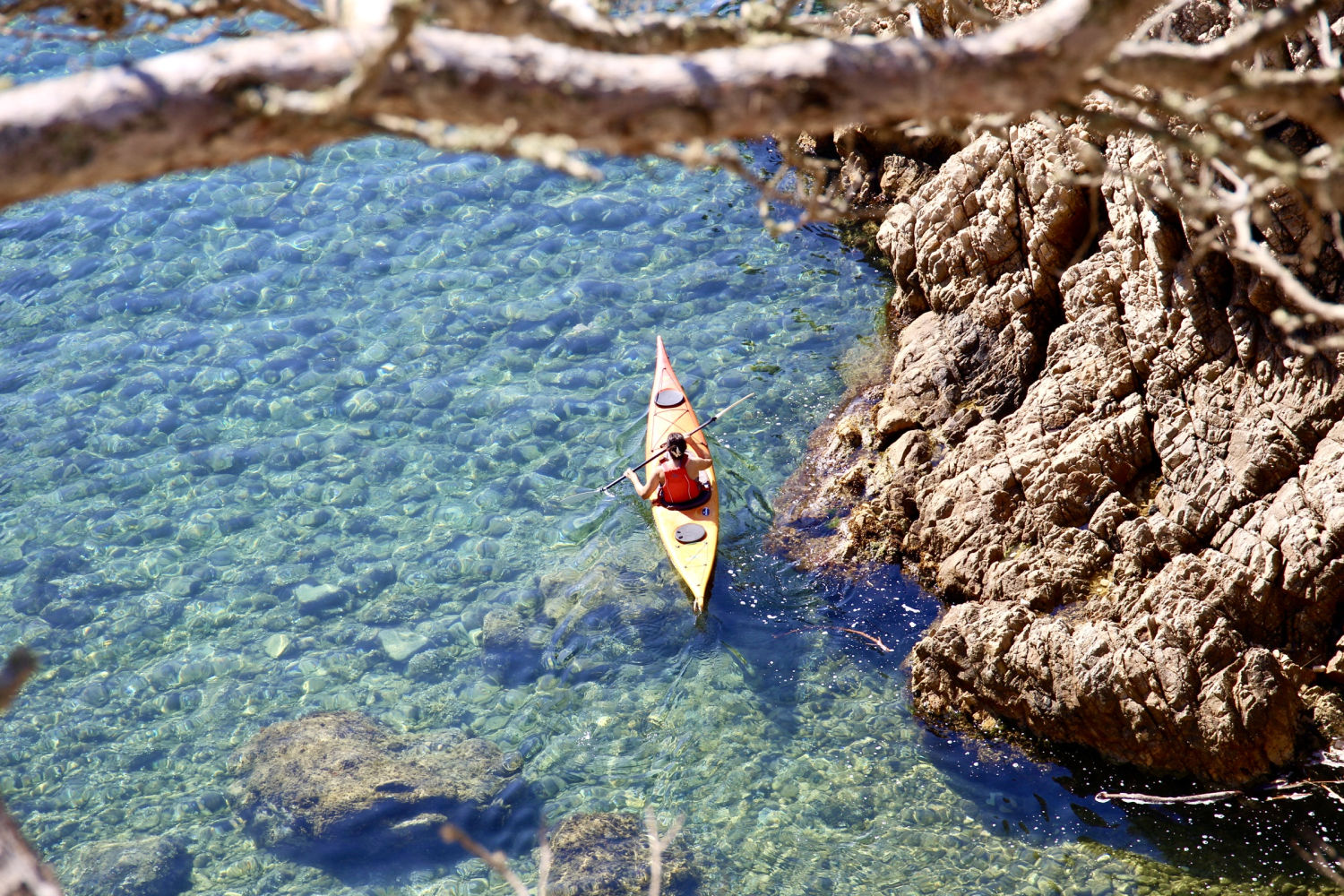 En kayak por las aguas de la Foradada.