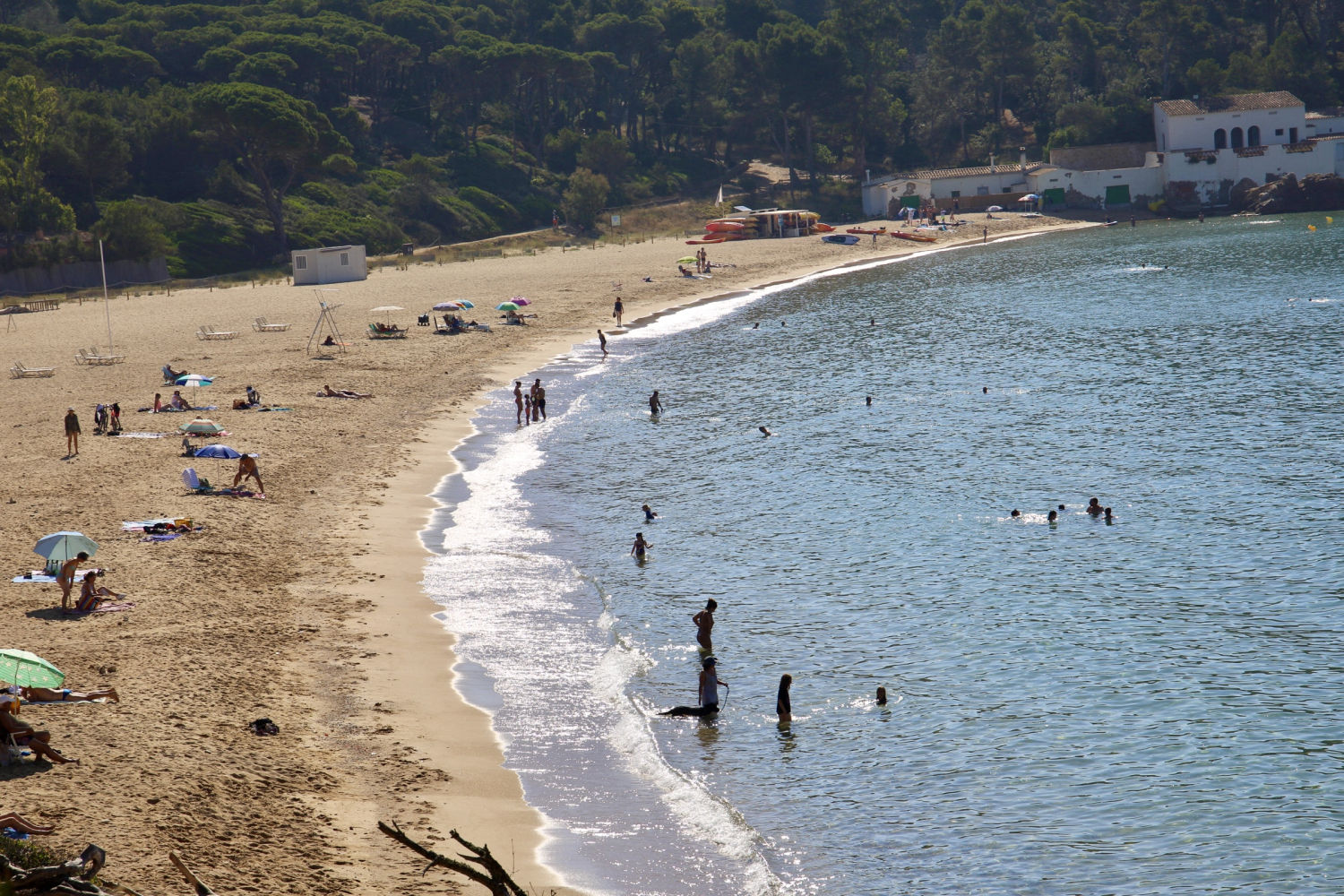 Día de verano en la Platja de Castell.