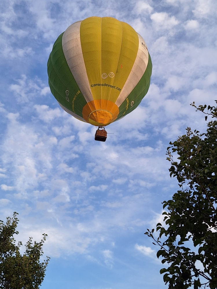 Cielo dominado por el globo en Igualada.
