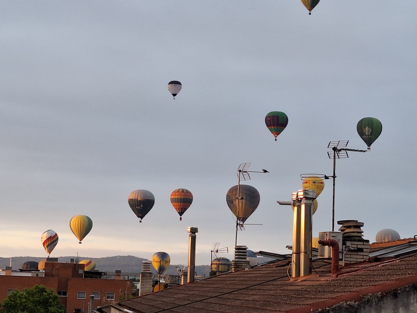 Globos sobre los tejados de Igualada.