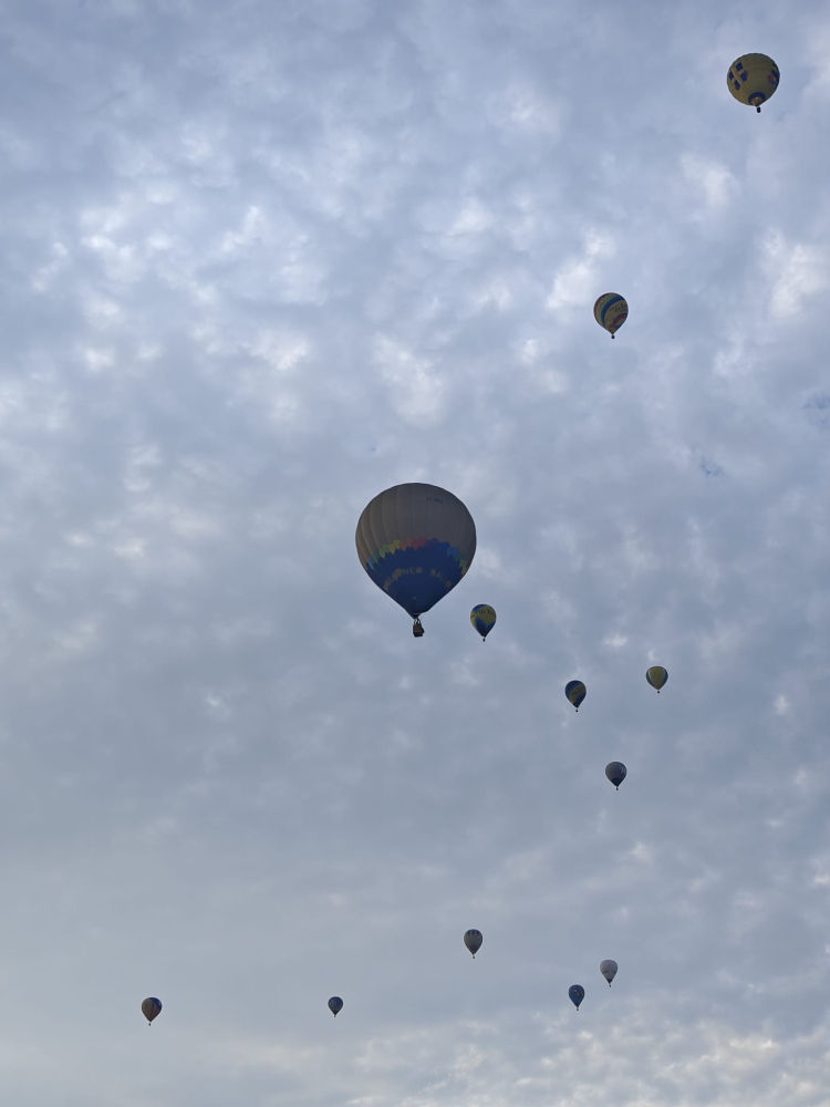 Formación de globos en el cielo de Igualada.
