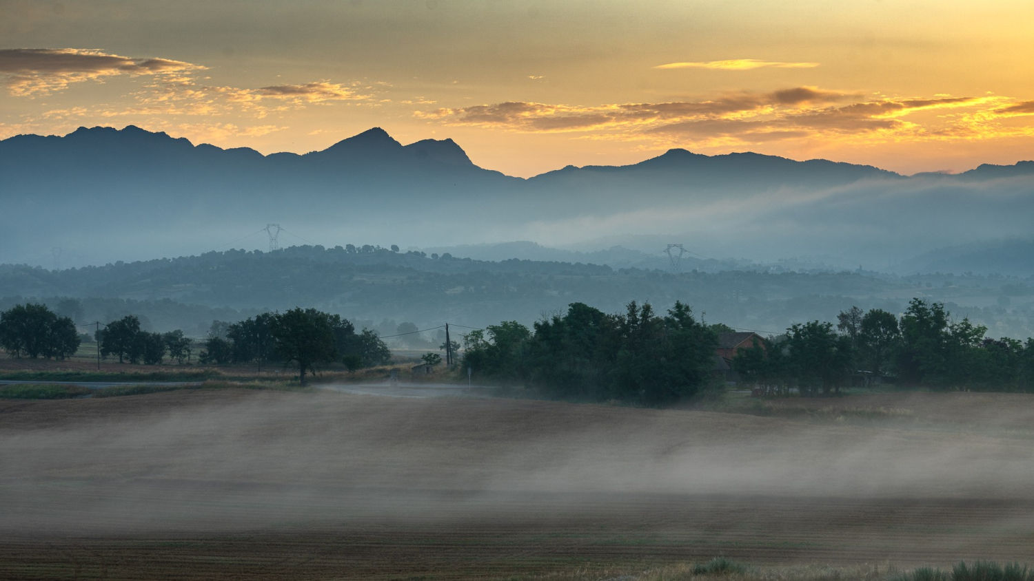 Amanecer con neblinas.