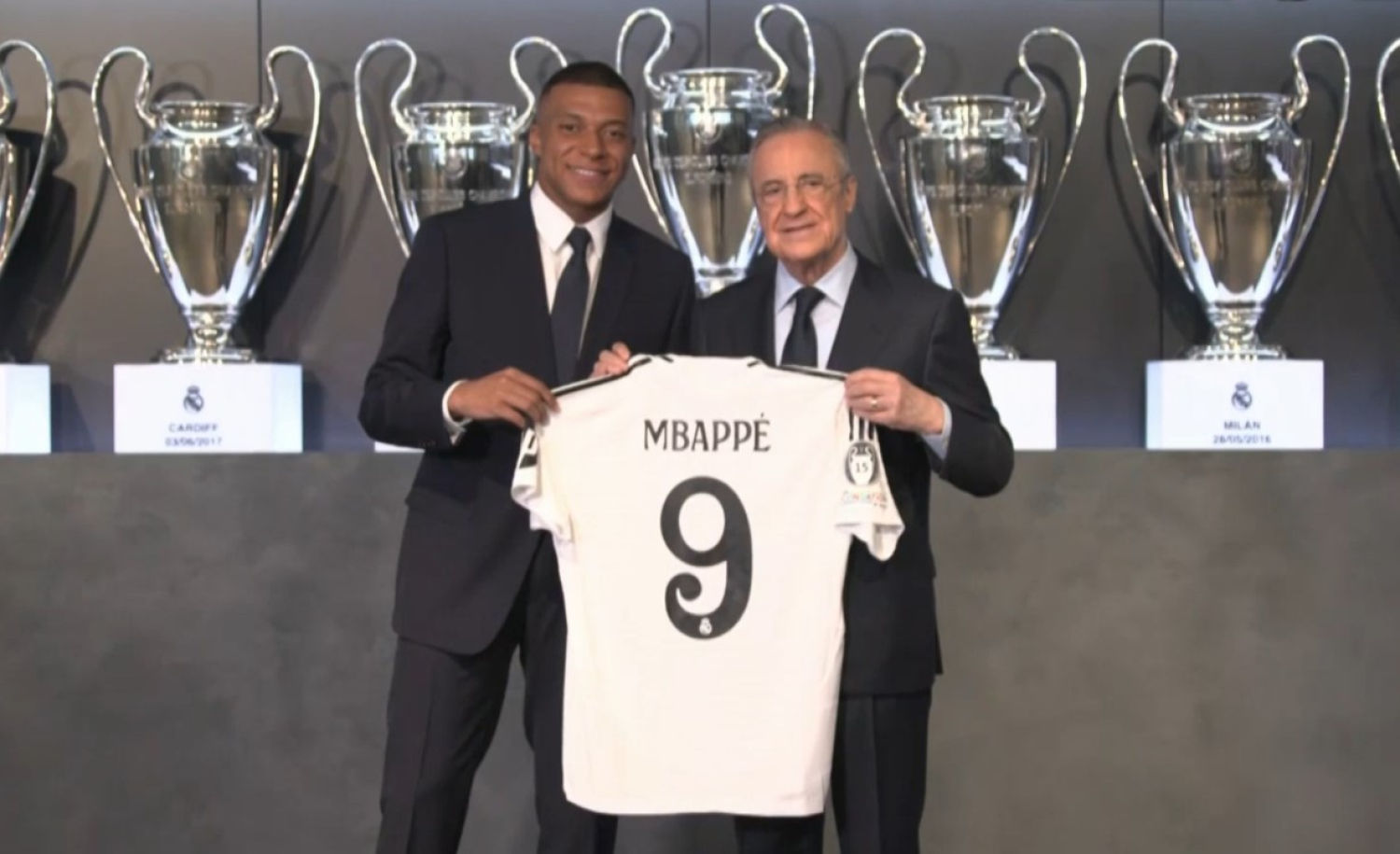 Mbappé posa junto a Florentino Pérez con la camiseta del Real Madrid.