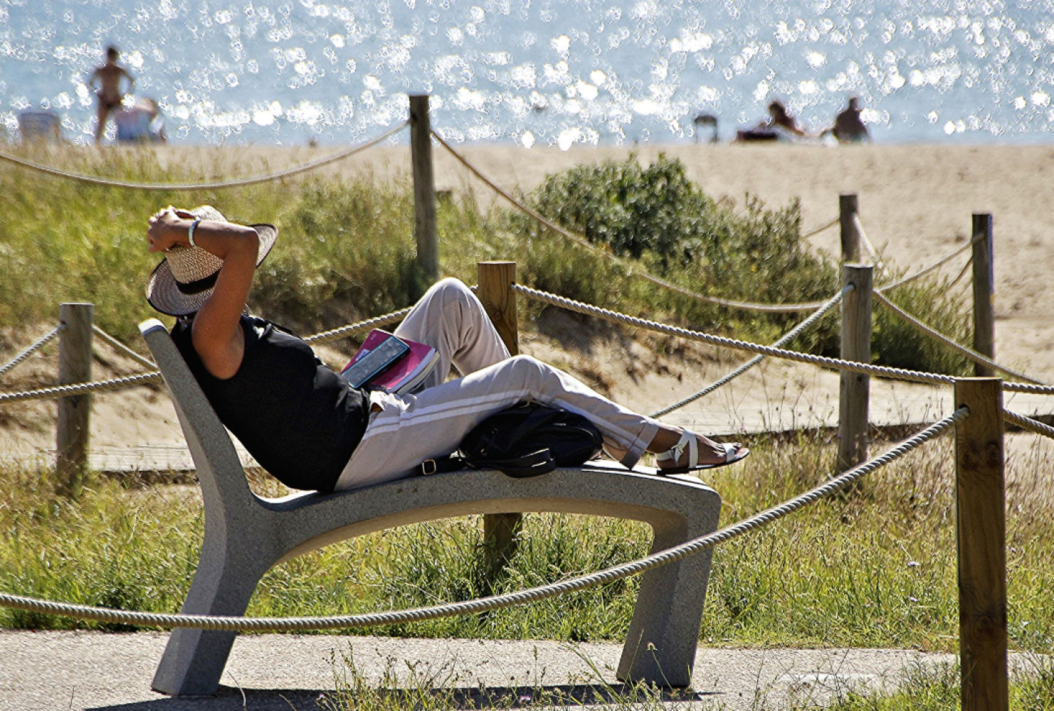 Descansando en la playa bajo el sol.