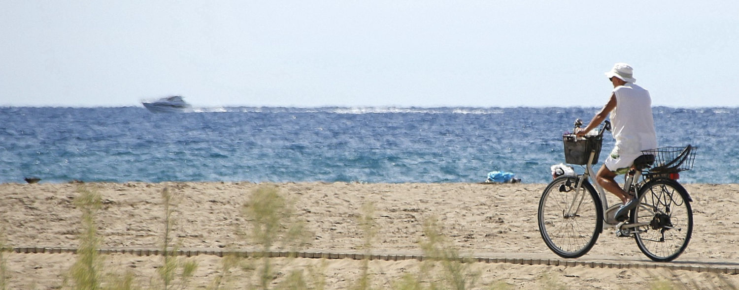 Ciclista en la playa.