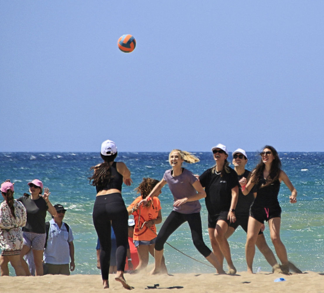 Jugando con la pelota en la playa.