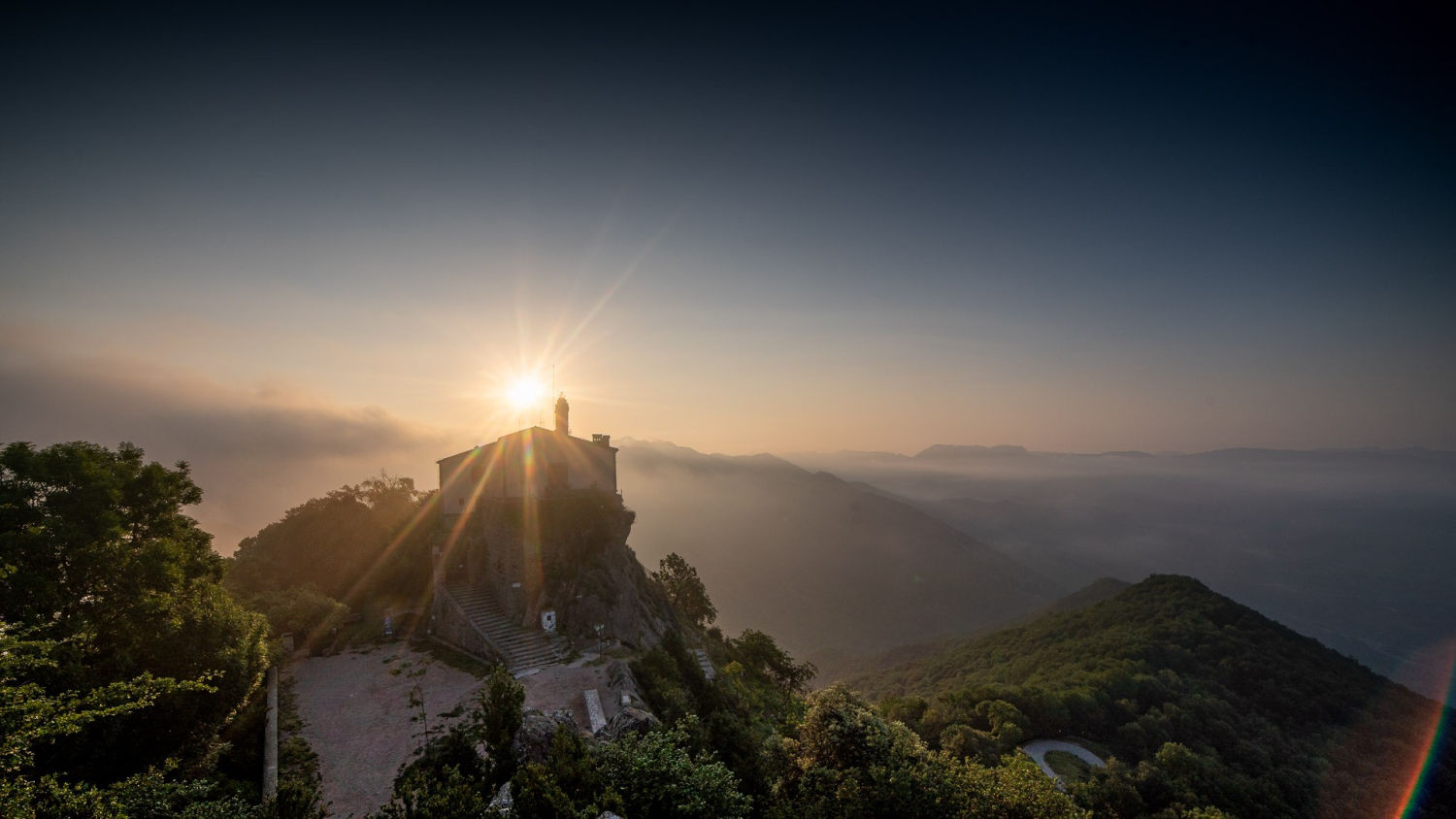 Nieblas matinales en el santuario de Bellmunt.