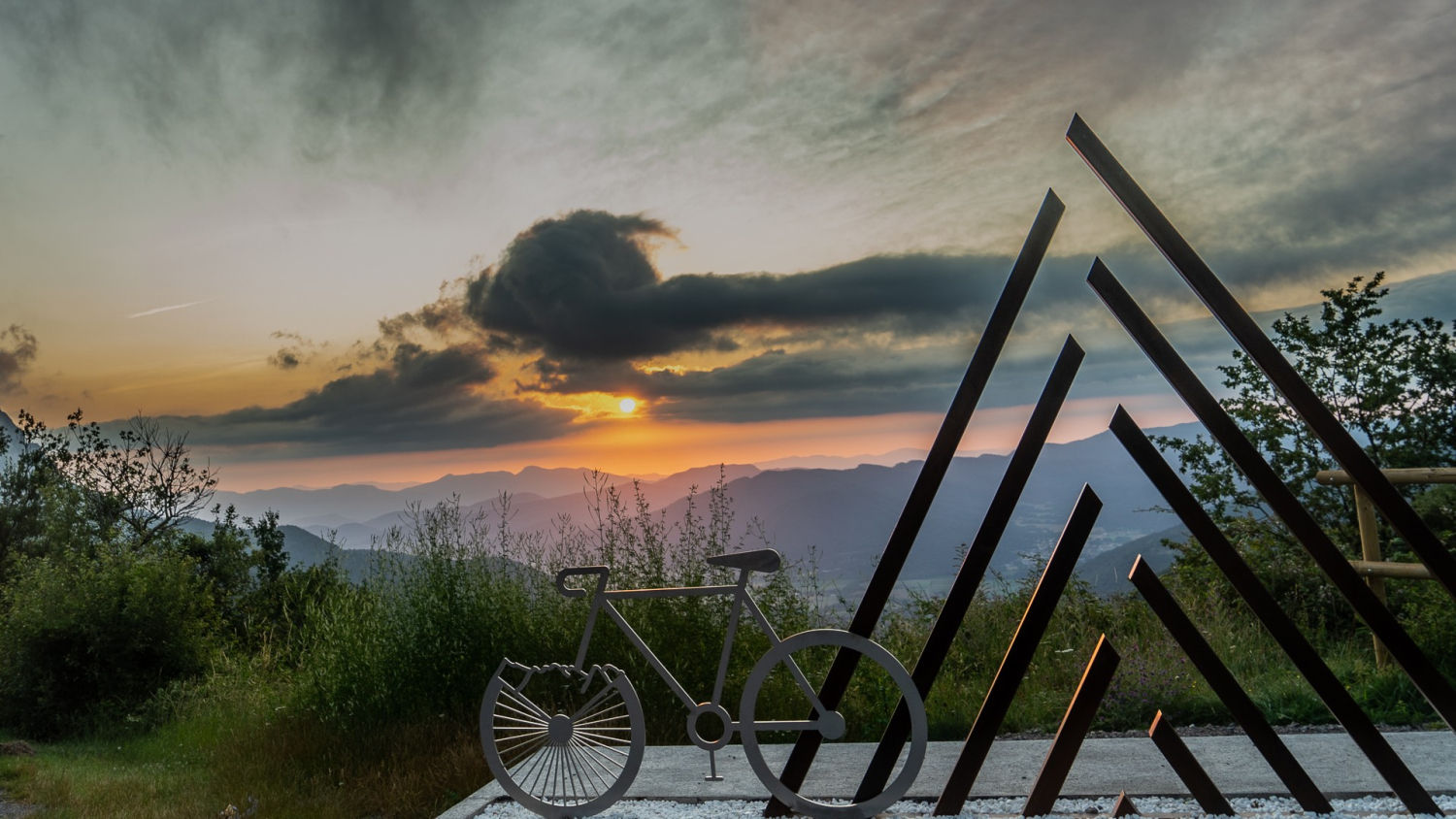 Monumento a los ciclistas en la Vall d'en Bas.