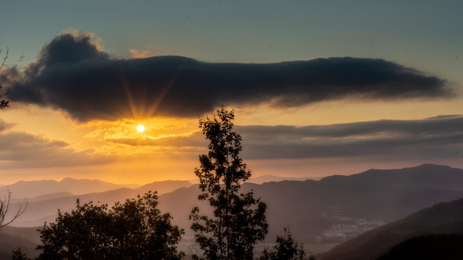 Paisaje de verano en la Garrotxa al amanecer.