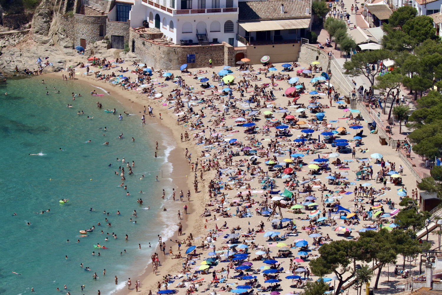 Pleno veraniego en la playa de Llafranc.