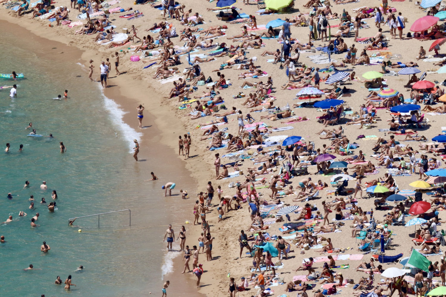 Bañistas en Llafranc.