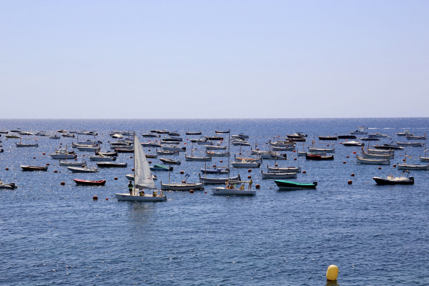 Concentración de barcos en Calella de Palafrugell.