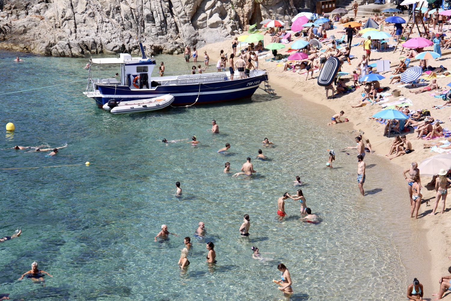 Verano en la playa de Calella de Palafrugell.