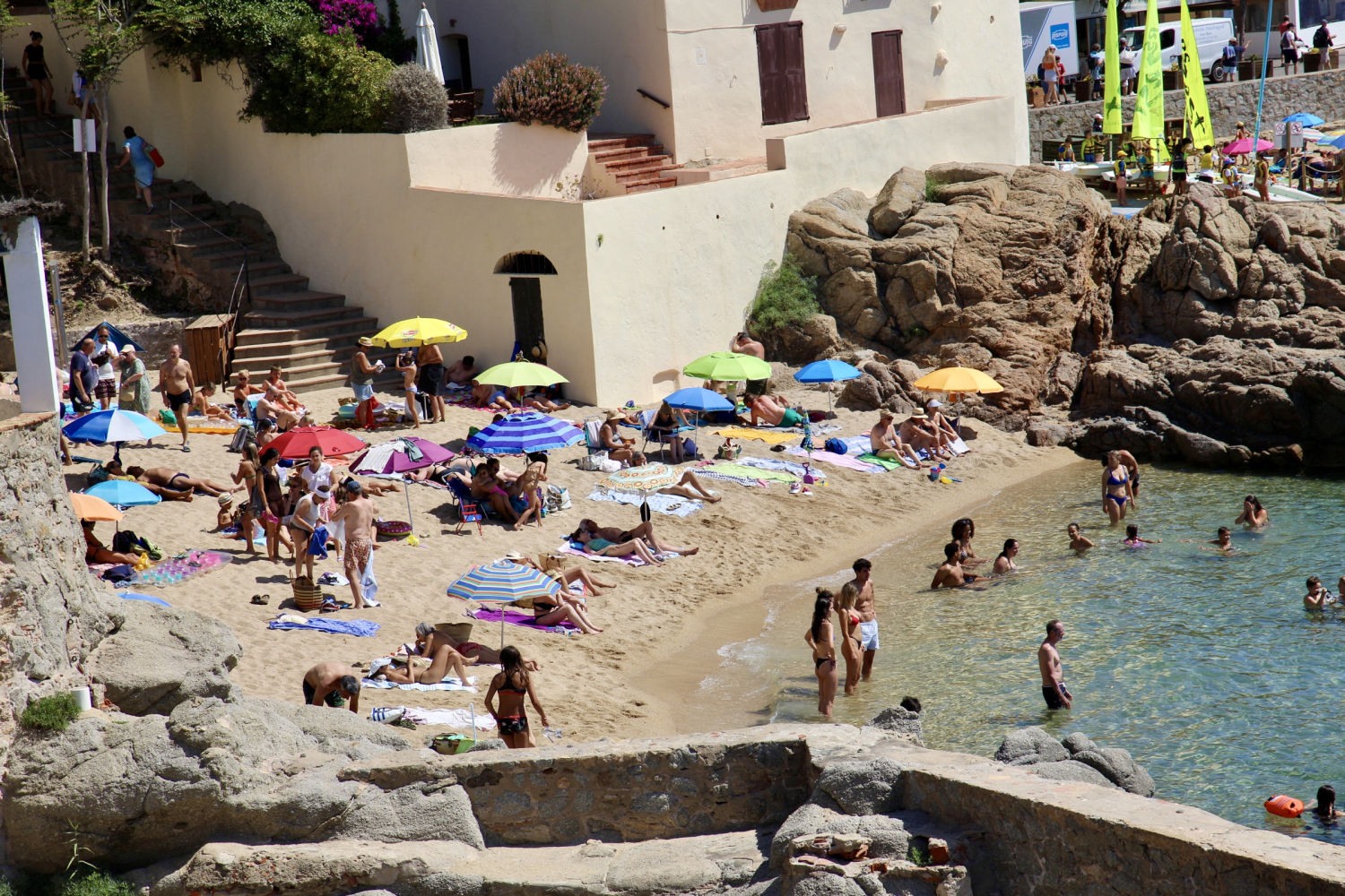 Bañistas a pie de escalera en Calella de Palafrugell.