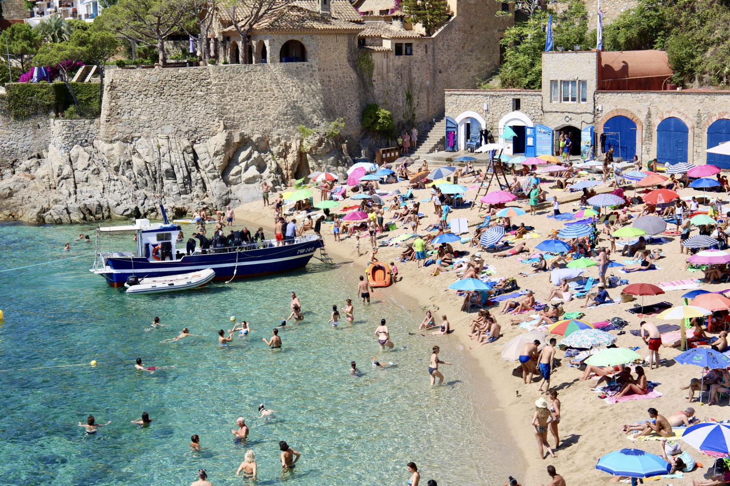 Playa llena en Calella de Palafrugell.