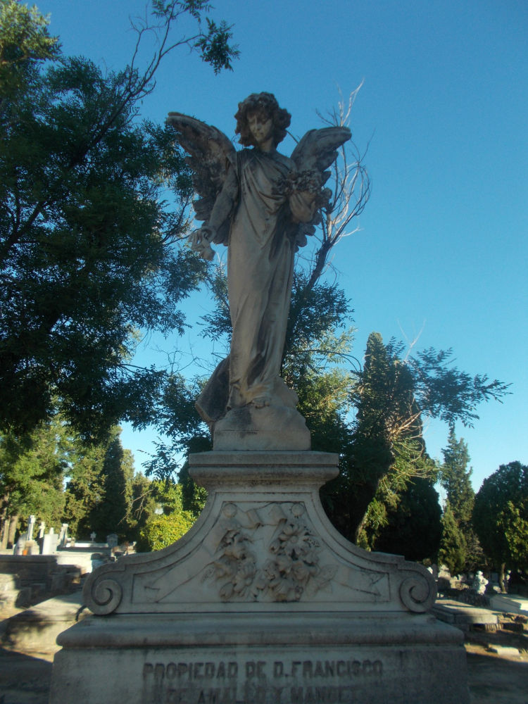 Ángel funerario en el cementerio de la Almudena.