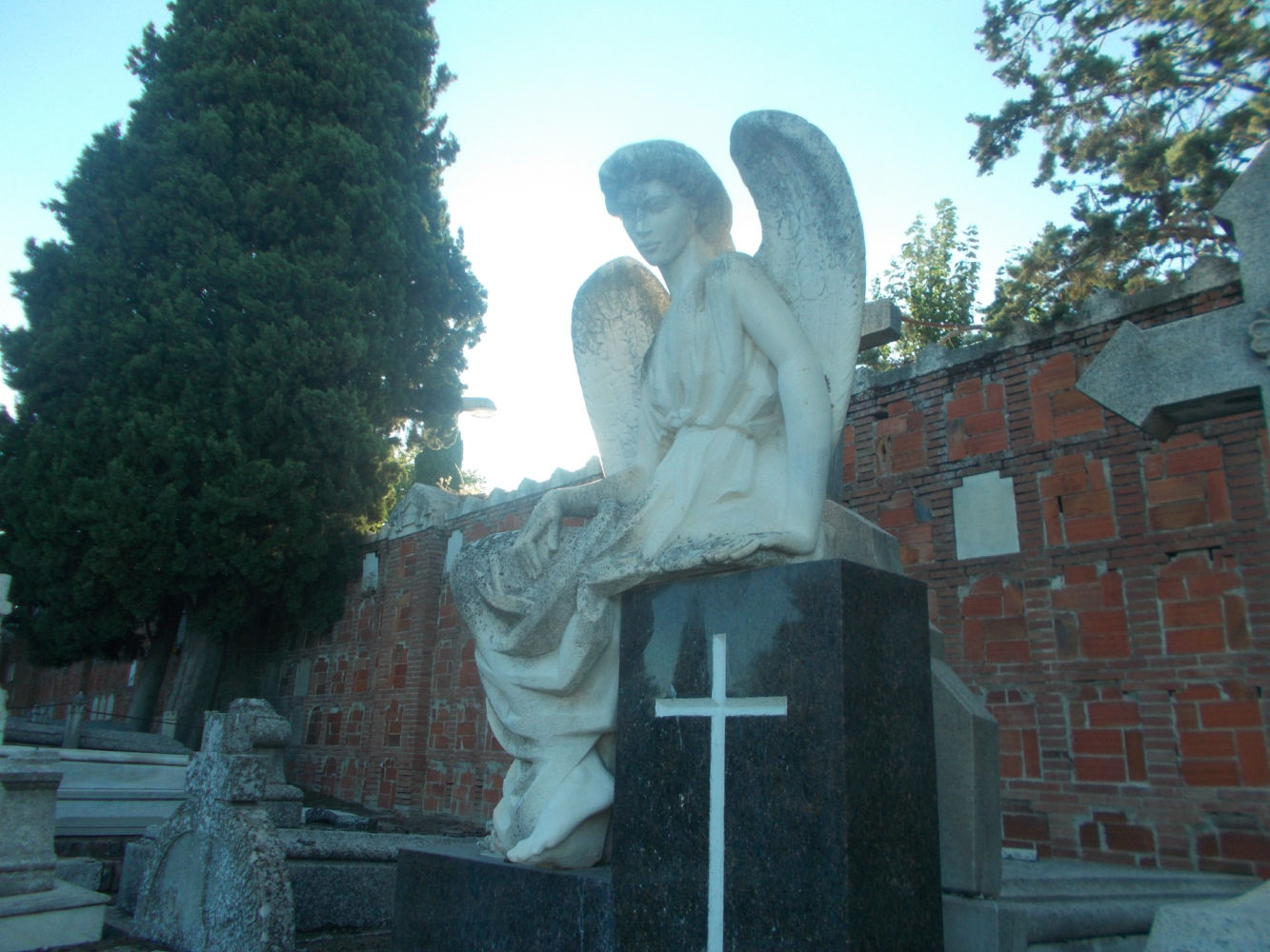 Ángel sentado sobre la lápida.