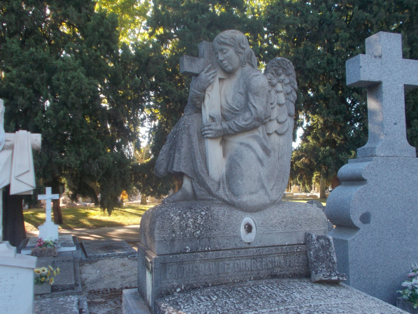 Ángel abrazando la cruz.