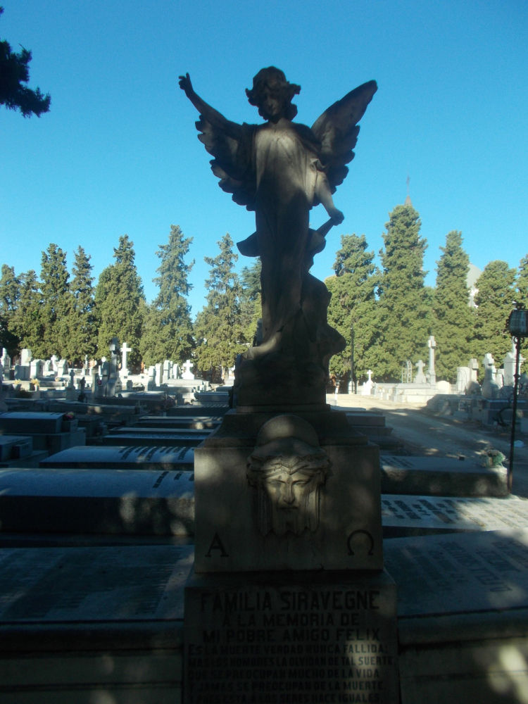 Juego de luces y sombras sobre el ángel.