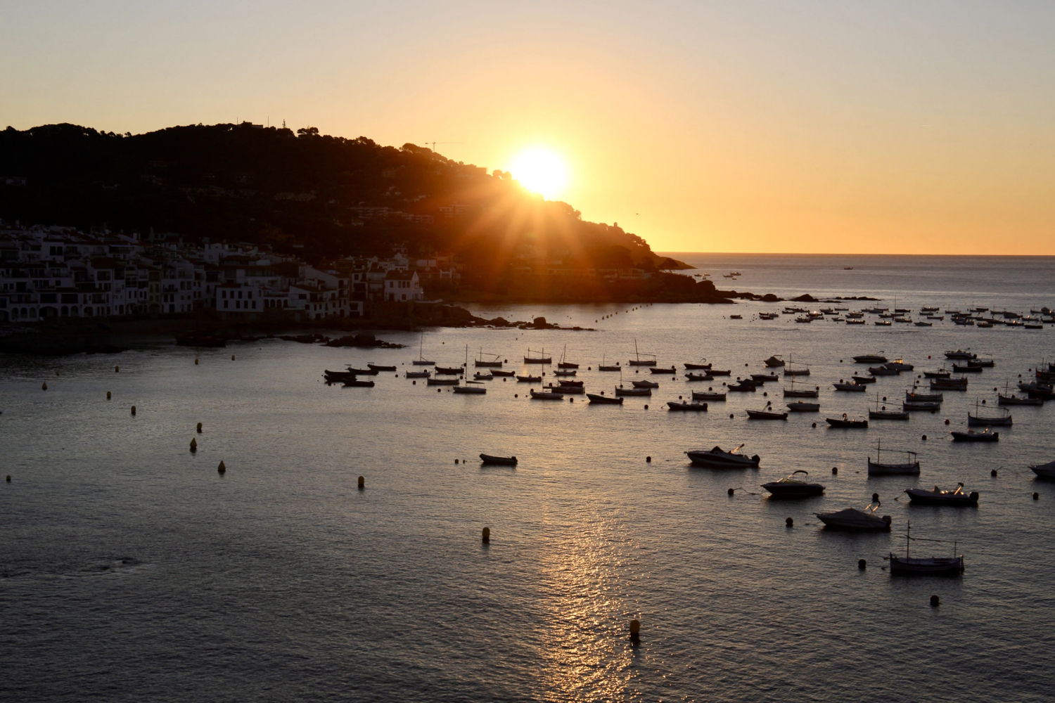 El sol se asoma en Calella de Palafrugell.