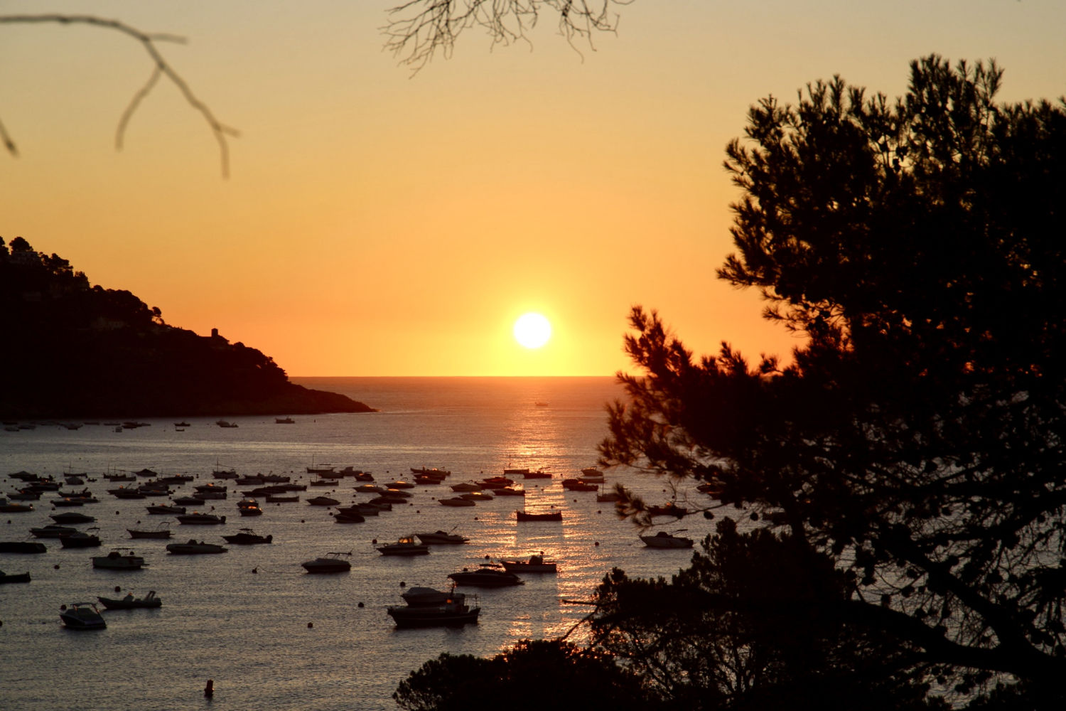 Pilar solar sobre el agua en Calella de Palafrugell.