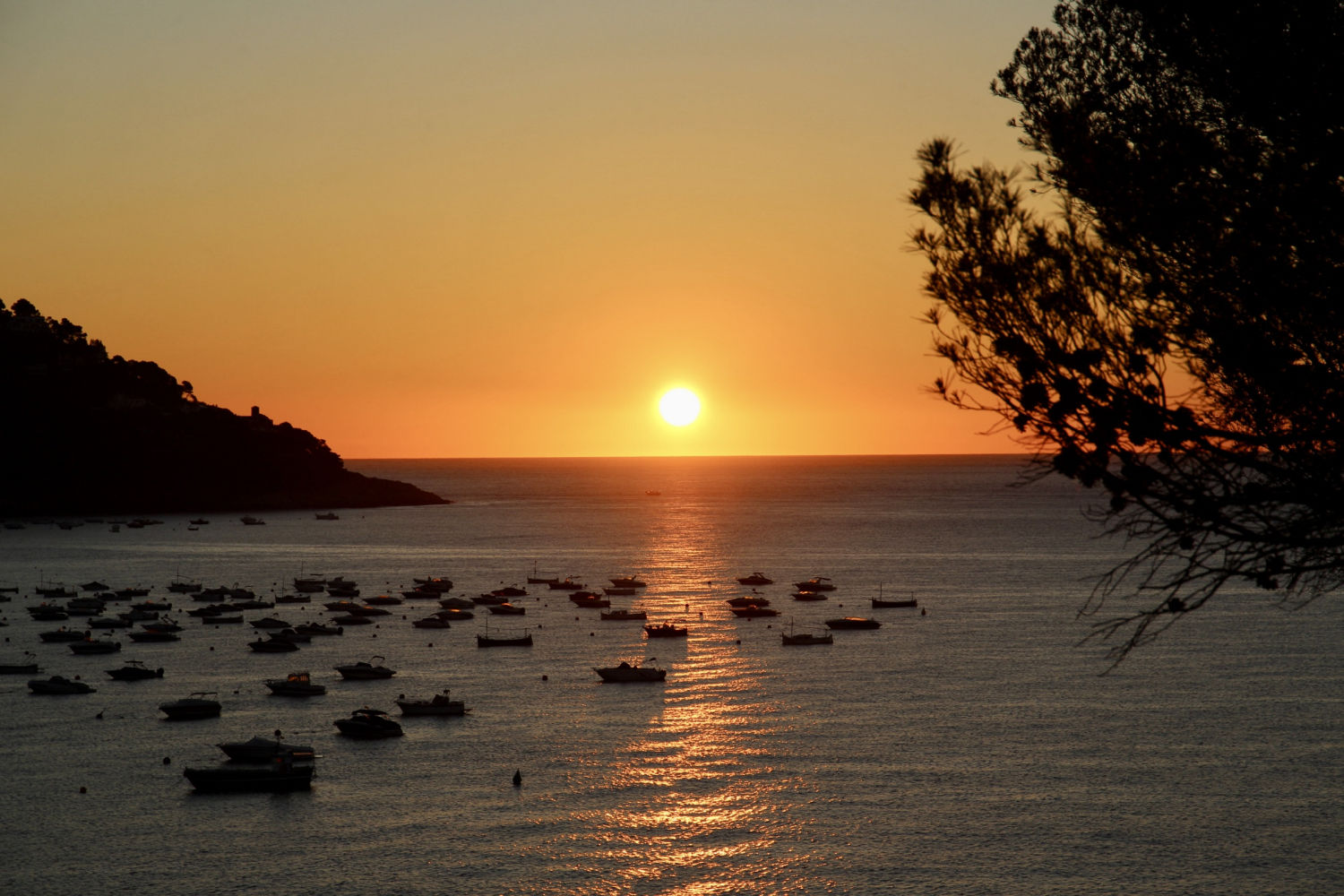 Pilar sol al amanecer en Calella de Palafrugell.