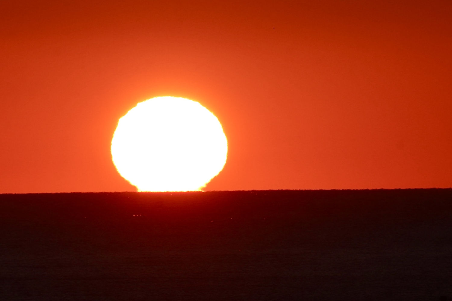 El sol deformado con efecto omega en Calella de Palafrugell.