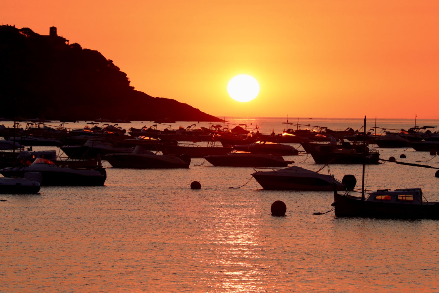 Intenso amanecer de verano en Calella de Palafrugell.